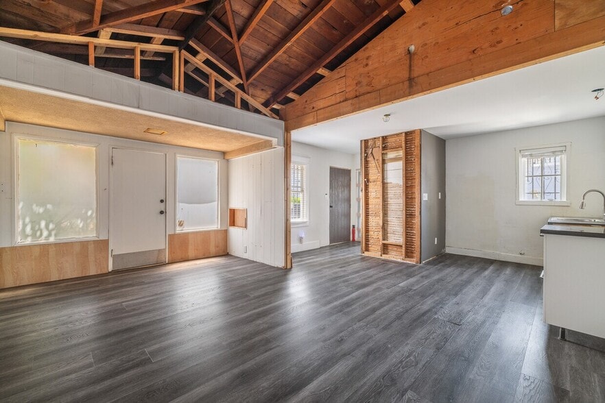 More Photos Of 11306 Burbank Blvd, North Hollywood Storefront Retail Residential For Lease