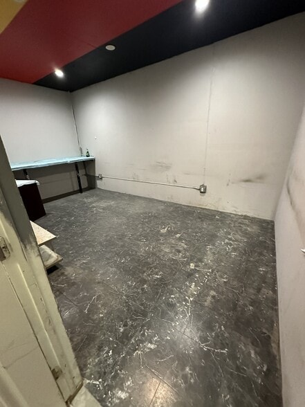 More Photos Of 10066 San Fernando Rd, Pacoima Specialty For Lease