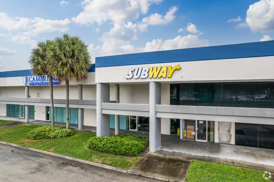 More Photos Of 900 Park Centre Blvd, Miami Gardens Showroom For Lease