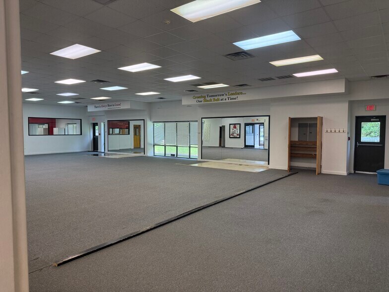 More Photos Of 100 Commercial Dr, Atoka General Retail For Lease