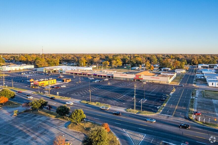 More Photos Of 1900-2020 Louisville Ave, Monroe General Retail For Lease