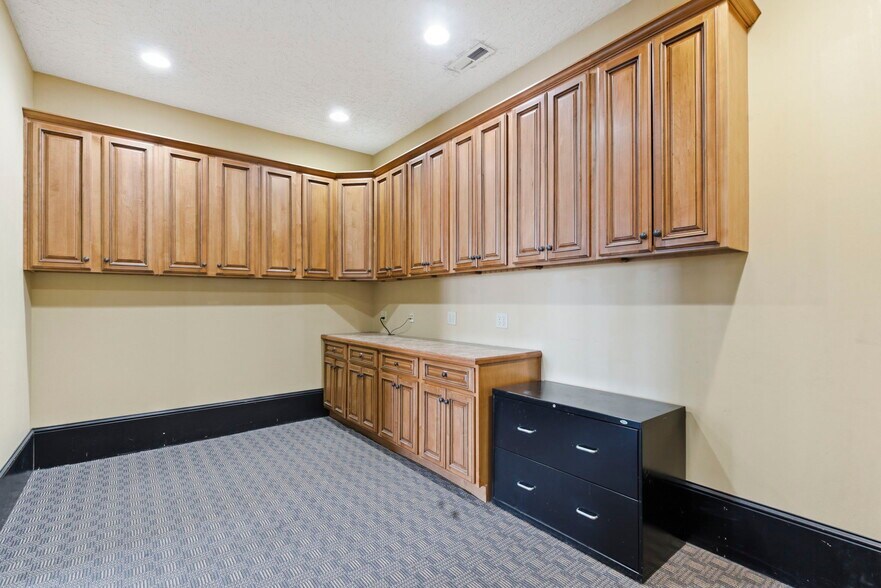 More Photos Of 1531 E Bradford Pky, Springfield Medical For Sale