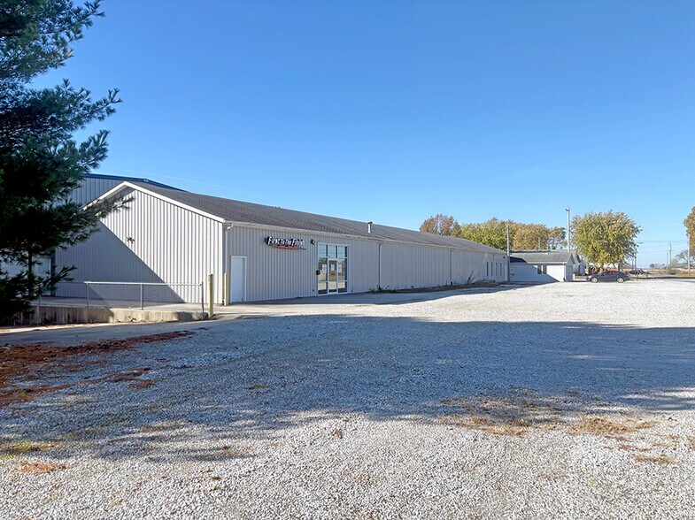 More Photos Of 1325 N Broad St, Carlinville Industrial For Sale
