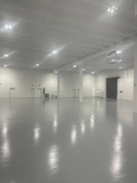 More Photos Of 637 Jim Moran Blvd, Deerfield Beach Warehouse For Lease