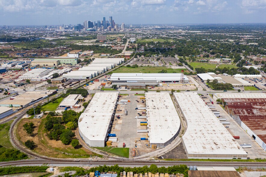 More Photos Of 1020-1060 Lockwood Dr, Houston Unknown For Lease