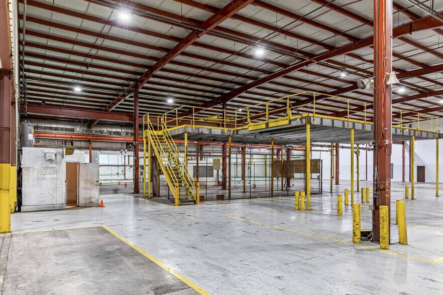 More Photos Of 1402 E Veterans Memorial Pky, Warrenton Manufacturing For Sale