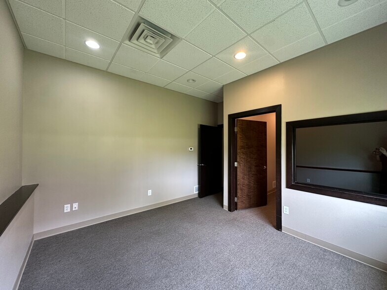 More Photos Of 673 Westbury Dr, Iowa City Storefront Retail Office For Sale