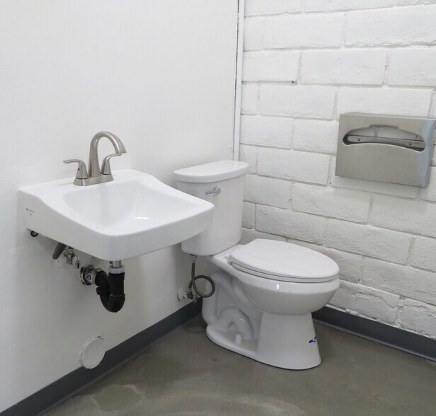 More Photos Of 709 N Alexandria Ave, Los Angeles Auto Repair For Lease