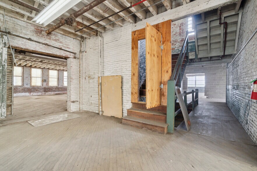More Photos Of 2916 Weikel St, Philadelphia Warehouse For Sale