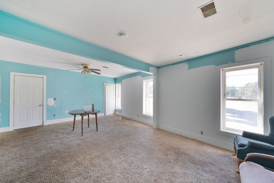 More Photos Of 18089 W State St, Vandalia General Retail For Sale