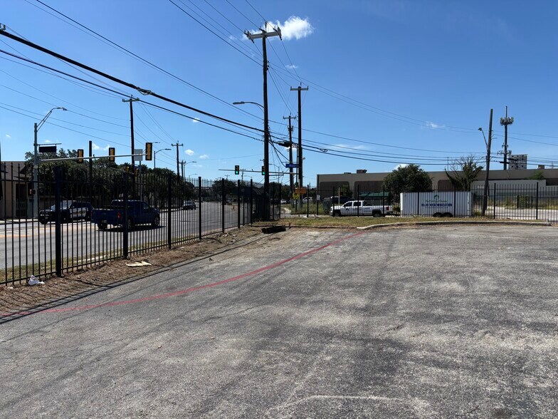 More Photos Of 911 N Frio St, San Antonio Manufacturing For Lease