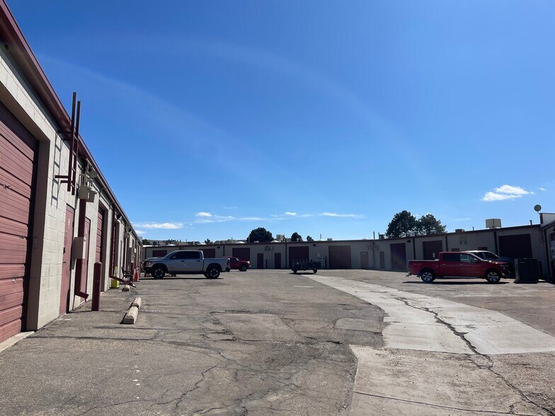 More Photos Of 720 Billings St, Aurora Showroom For Lease