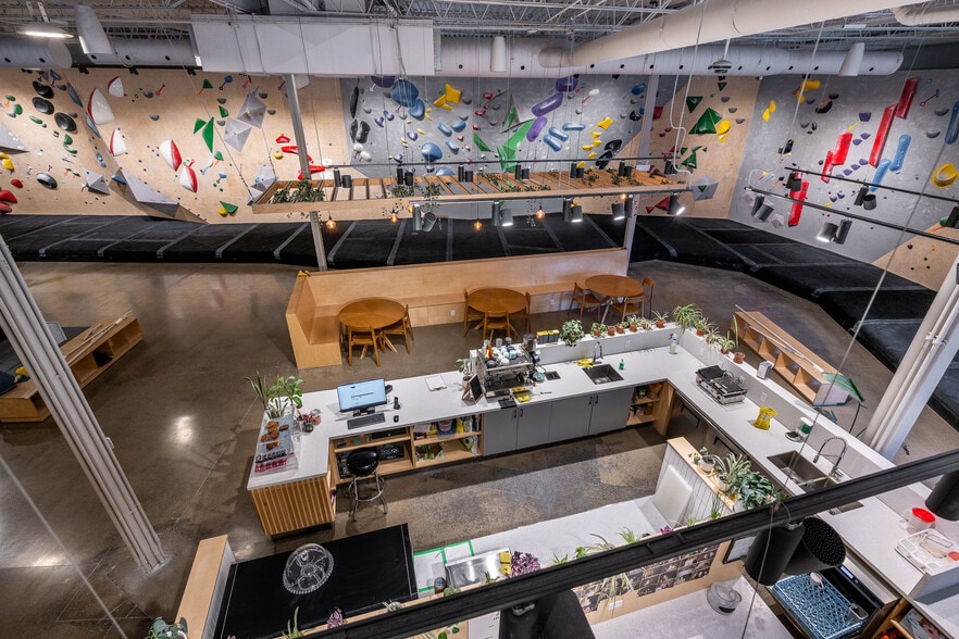 More Photos Of 5600 Av De Gaspé, Montréal Manufacturing For Sale