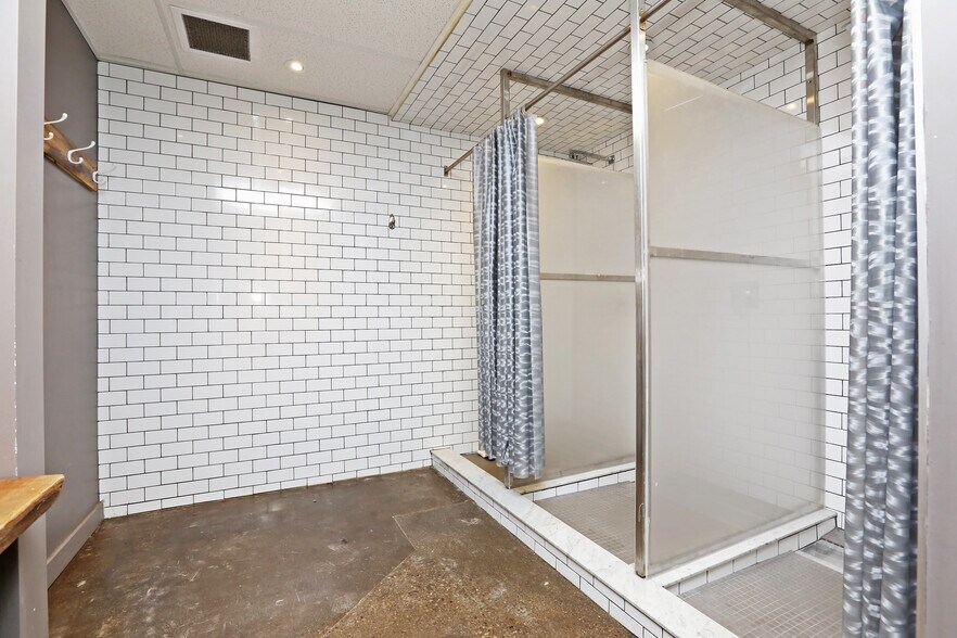 More Photos Of 100 Sunrise Av, Toronto Warehouse For Lease