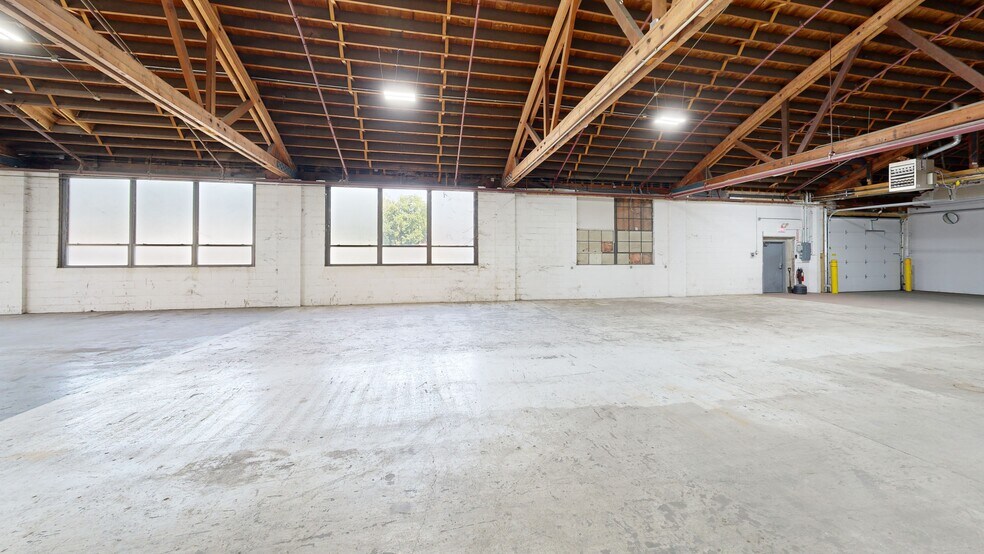 More Photos Of 920 Cedar Ave, St Charles Light Distribution For Lease