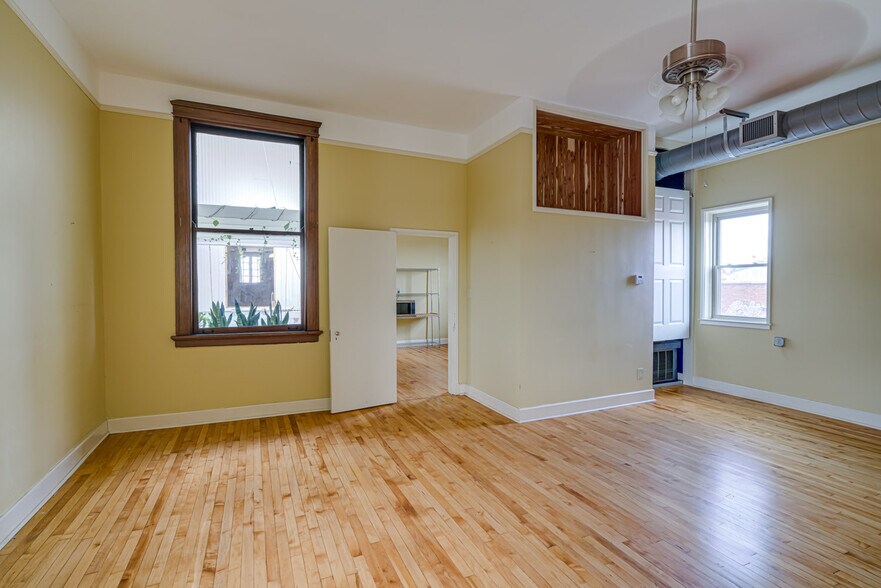 More Photos Of 339 Madison Ave, Memphis Storefront Retail Office For Sale