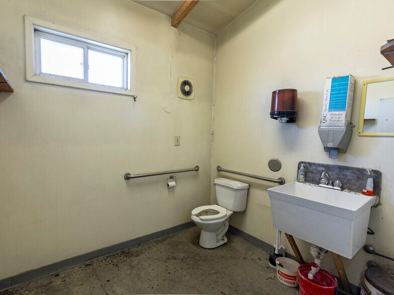 More Photos Of 800 Clough Ave, Columbus Service For Lease