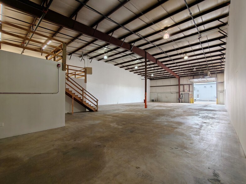 More Photos Of 633 Enterprise Ave, Dekalb Warehouse For Lease