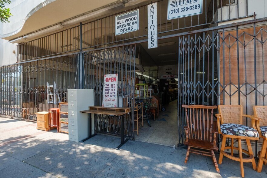 More Photos Of 705 S Pacific Ave, San Pedro Storefront For Lease