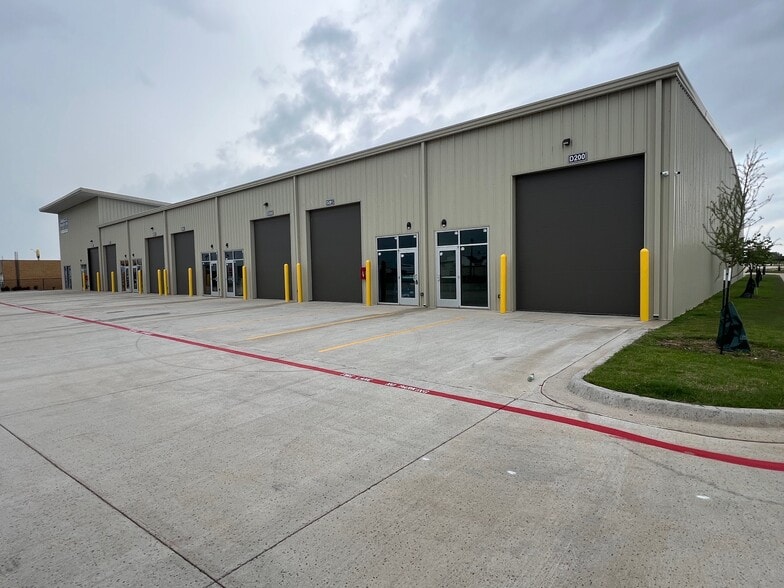 More Photos Of 1600 S Broadway Ave, Moore Self Storage For Lease
