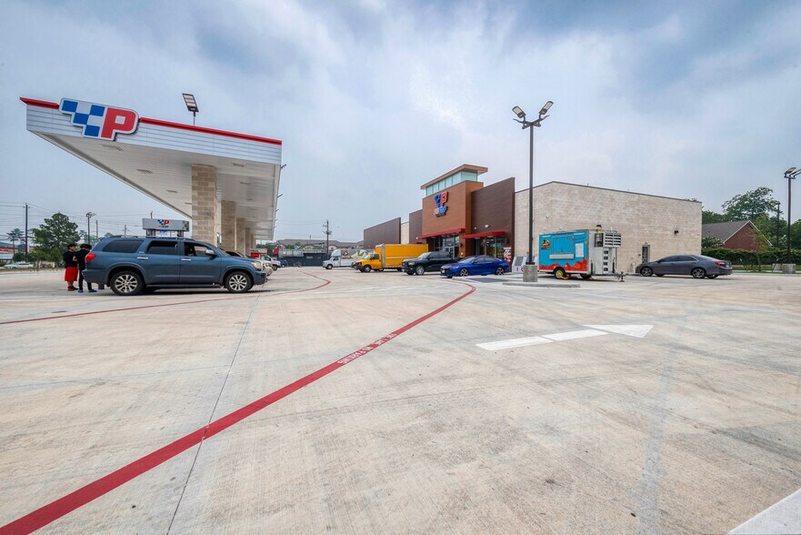 More Photos Of 7755 N Wayside Dr, Houston General Retail For Lease