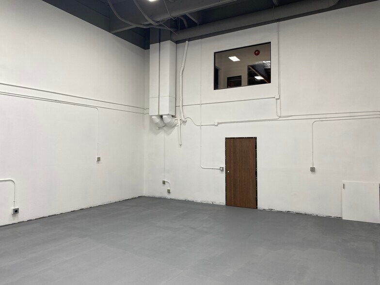 More Photos Of 1938 N Batavia St, Orange Warehouse For Lease