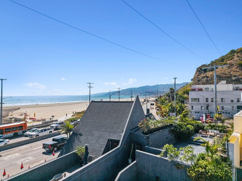 More Photos Of 100 W Channel Rd, Santa Monica Restaurant For Lease