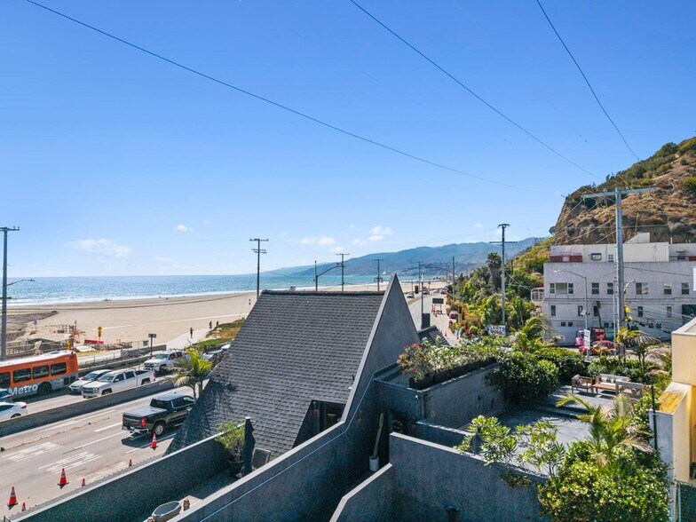 More Photos Of 100 W Channel Rd, Santa Monica Restaurant For Lease
