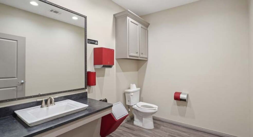 More Photos Of 806 Gladstell St, Conroe Industrial For Lease