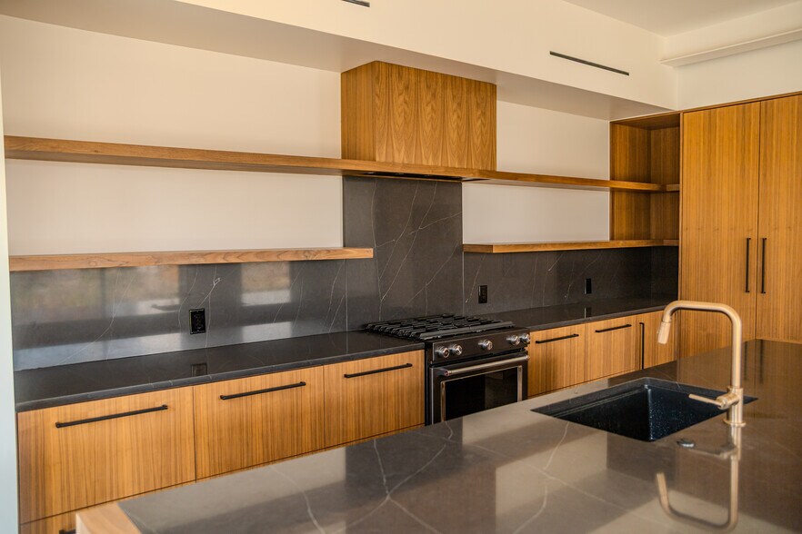 More Photos Of 4750 Iberia Ave, Dallas Office Residential For Sale