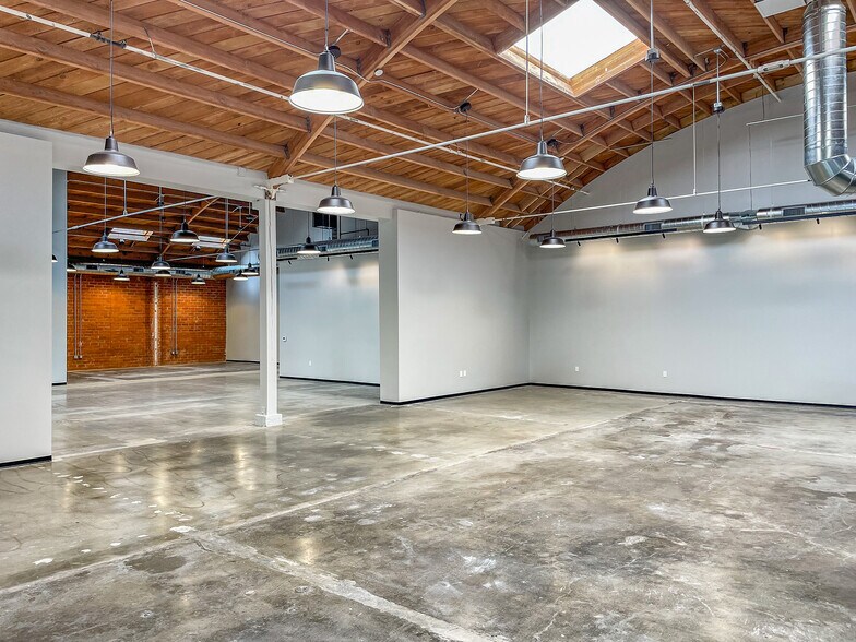 More Photos Of 2014-2058 Broadway, Santa Monica Office For Lease