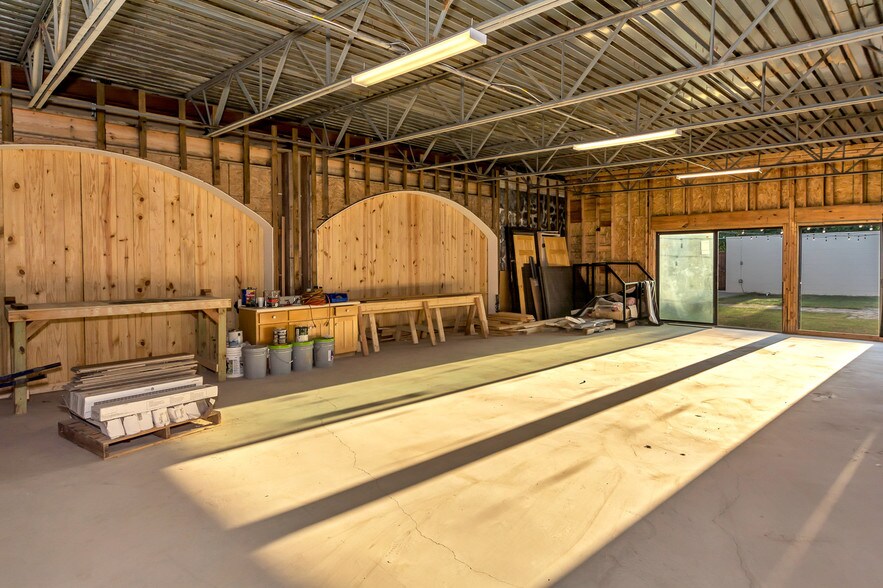 More Photos Of 2001 S Austin Ave, Denison Light Distribution For Lease