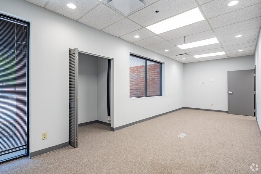 More Photos Of 5802 Breckenridge Pky, Tampa Light Distribution For Lease