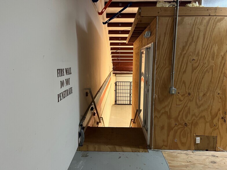 More Photos Of 4566 NW 5th Blvd, Gainesville Flex For Lease