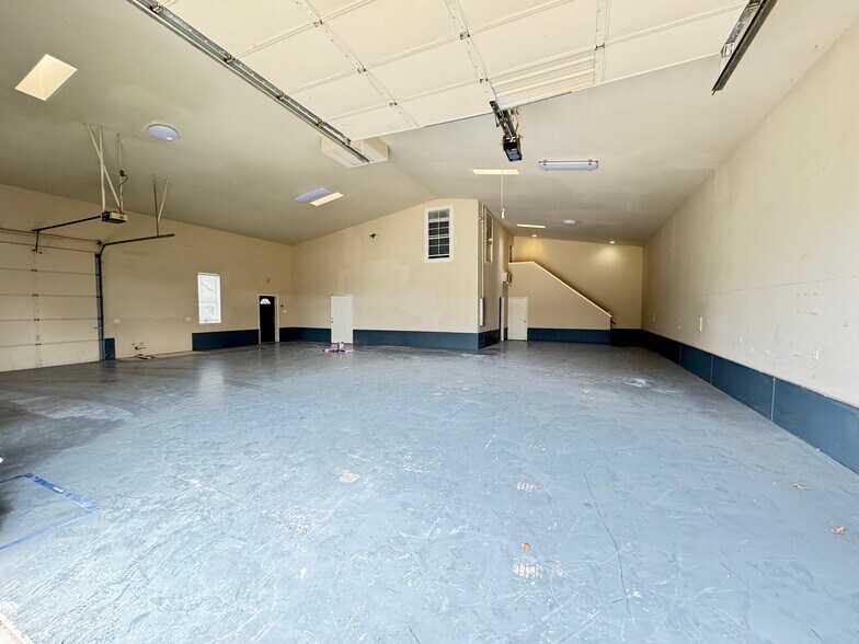 More Photos Of 703 Main St, Lake Dallas Showroom For Sale