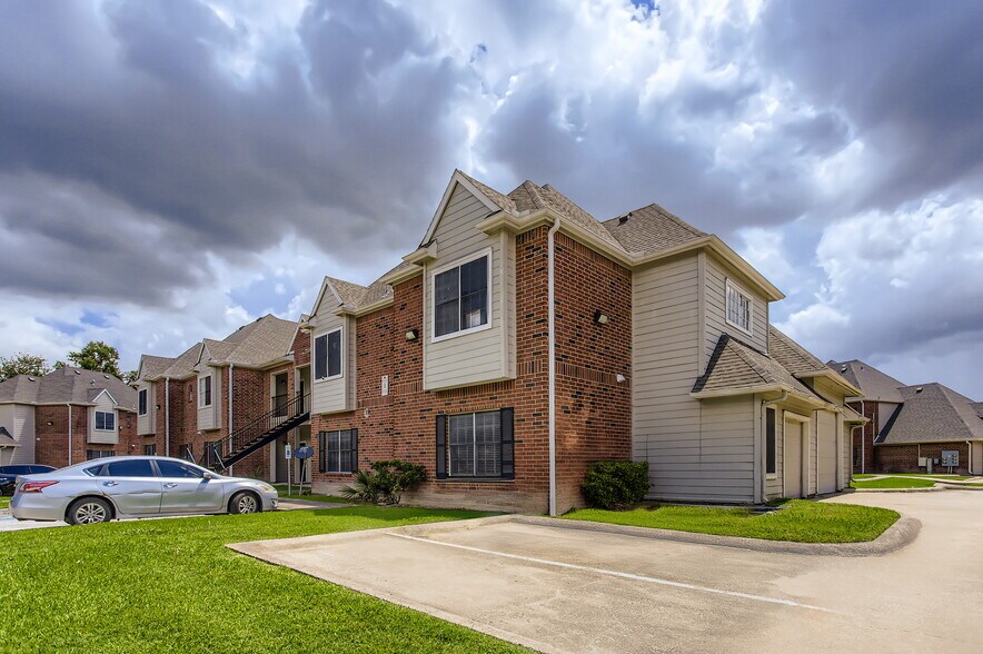 Primary Photo Of 12380 Wood Bayou Dr, Houston Apartments For Sale