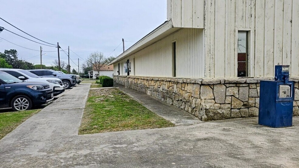 More Photos Of 212 N Church St, Jacksboro Warehouse For Sale