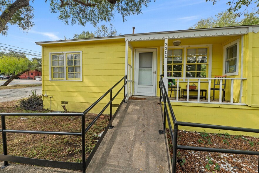 More Photos Of 2710 Manor Rd, Austin Office For Sale