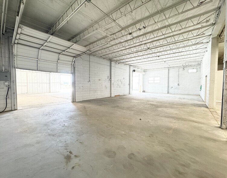 More Photos Of 3160 N 46th Ave, Saint Petersburg Warehouse For Sale
