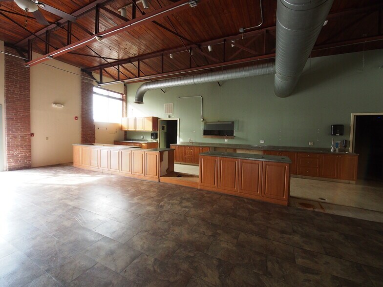 More Photos Of 180 Amity Rd, Woodbridge Freestanding For Lease