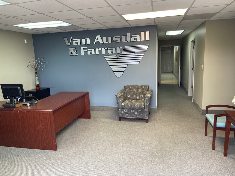 More Photos Of 1415 N Royal Ave, Evansville Flex For Lease