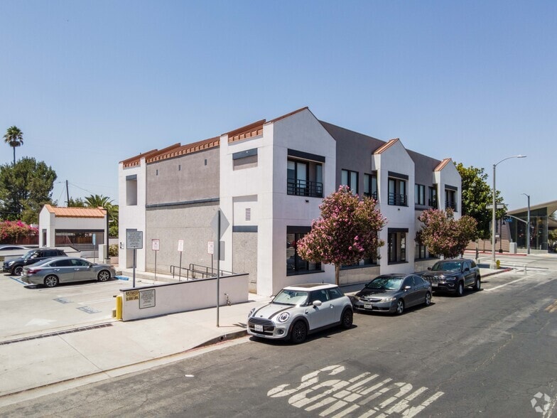More Photos Of 18226 Ventura Blvd, Tarzana Medical For Lease