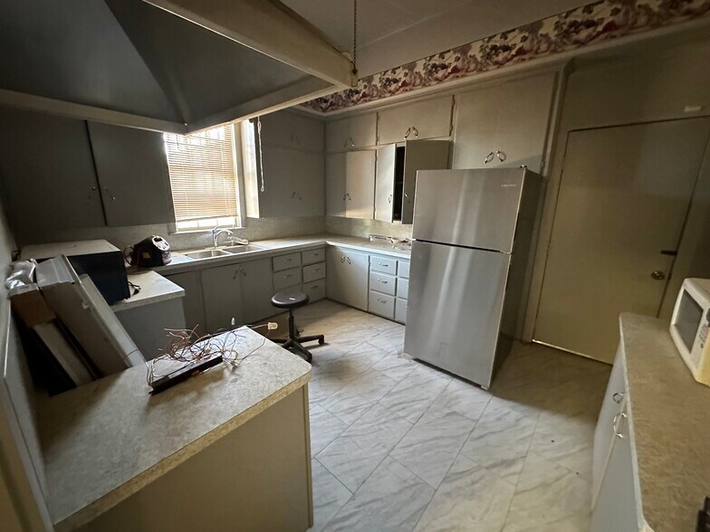 More Photos Of 2435 24th St, Lubbock Office For Sale