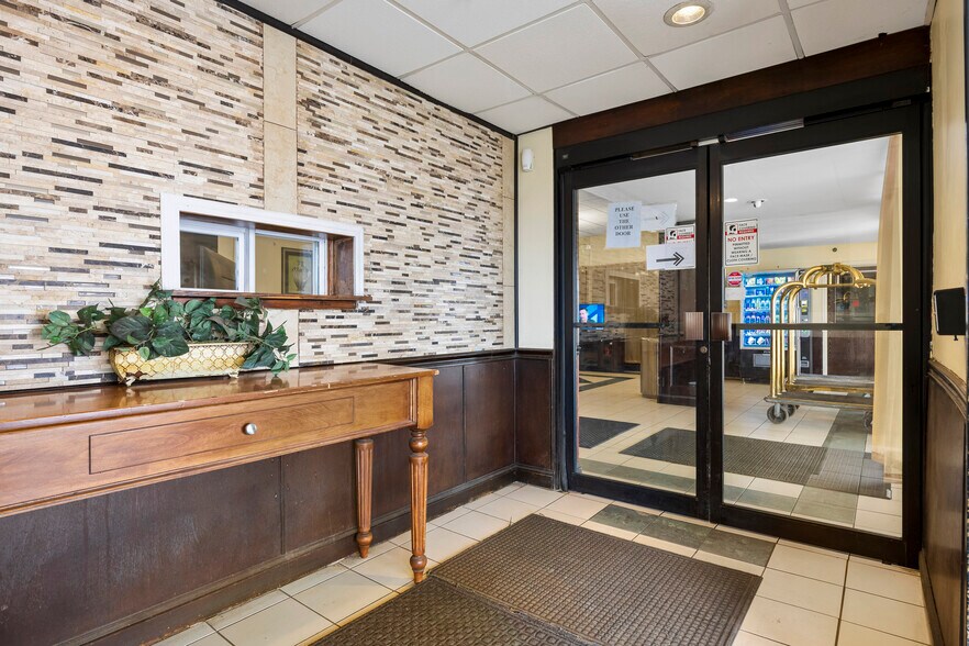 More Photos Of 3 Watervliet Avenue Ext, Albany Hotel For Sale