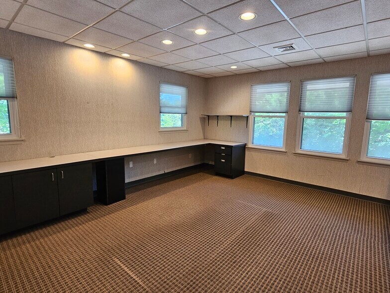 More Photos Of 202 E Main St, Huntington Medical For Lease
