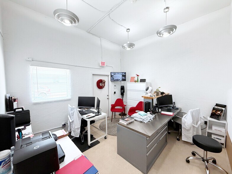 More Photos Of 1214 Roebuck Ct, West Palm Beach Warehouse For Lease