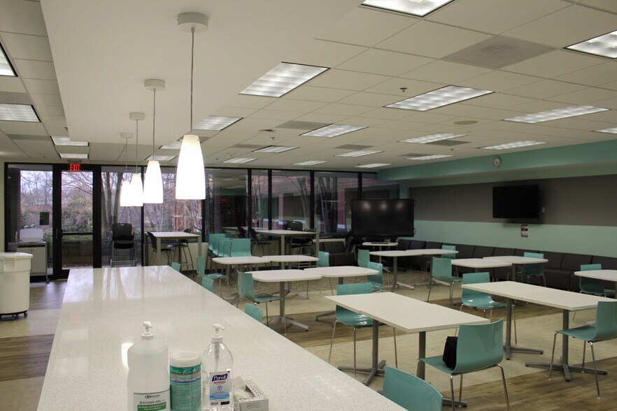 More Photos Of 1041 E Butler Rd, Greenville Office For Lease