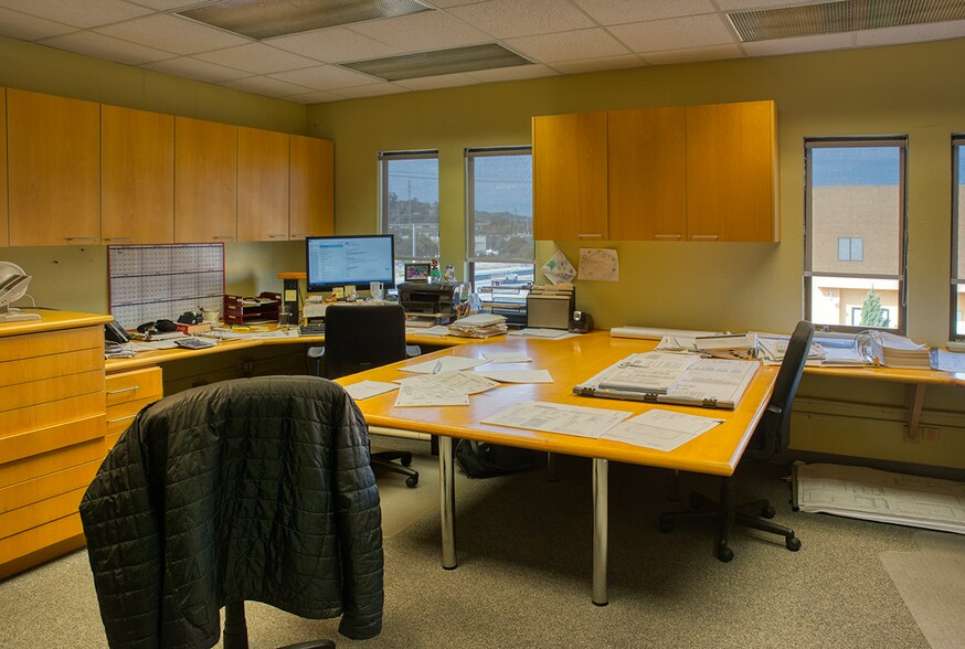 More Photos Of 1575 E Francisco Blvd, San Rafael Warehouse For Lease