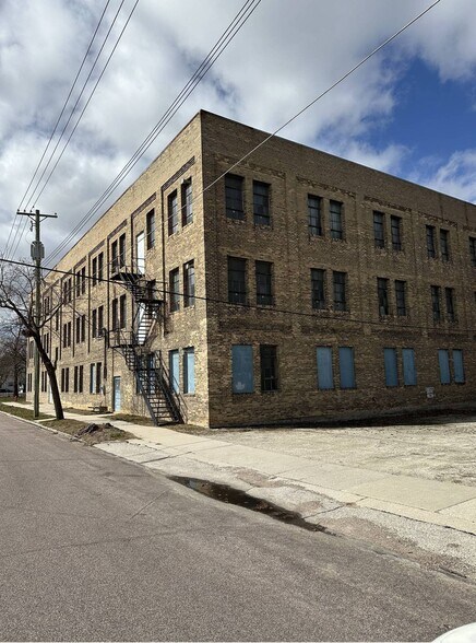 More Photos Of 1133 S 16th St, Manitowoc Warehouse For Sale