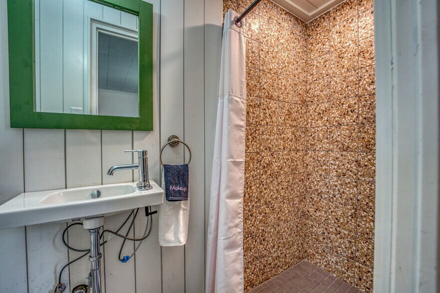 More Photos Of 208 Court St, Jasper Hotel For Sale